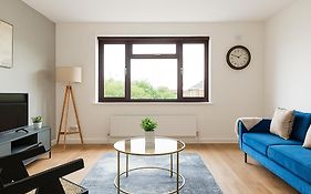Spacious Flat In Prime Ealing